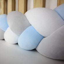 Carica l'immagine nel visualizzatore di Gallery, Ochraniacz do łóżeczka warkocz Biały-Szary-Baby Blue velvet