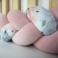 Cargar imagen en el visor de la galería, Ochraniacz do łóżeczka warkocz Pudrowy róż – Kwiaty velvet