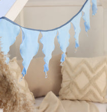 Carica l'immagine nel visualizzatore di Gallery, Welurowa girlanda trójkąty w kolorze Baby Blue