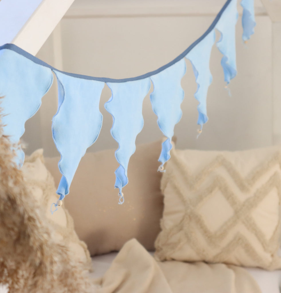 Welurowa girlanda trójkąty w kolorze Baby Blue
