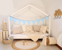 Load image into Gallery viewer, Welurowa girlanda trójkąty w kolorze Baby Blue
