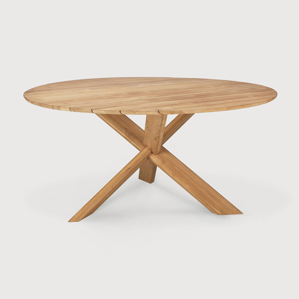 Circle outdoor dining table