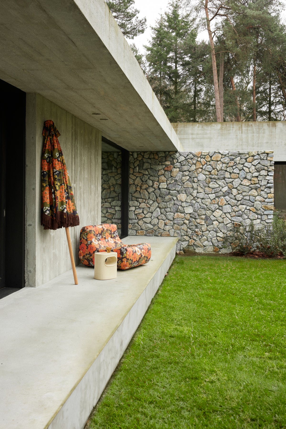 Lazy lounge chair outdoor bungalow