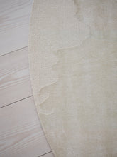 Carica l'immagine nel visualizzatore di Gallery, Monu Beige hand-knotted rug – detail 4 | Linie Design at Bois Blanc Home, Limassol, Cyprus