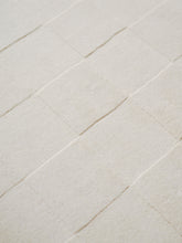 Laden Sie das Bild in den Galerie-Viewer, Luzern White handloom rug – detail 4 | Linie Design at Bois Blanc Home, Limassol, Cyprus