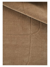 Laden Sie das Bild in den Galerie-Viewer, Cursive Expanse Amber loom-knotted rug – detail 2 | Linie Design at Bois Blanc Home, Limassol, Cyprus