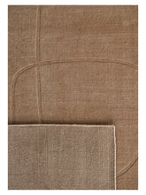 Laden Sie das Bild in den Galerie-Viewer, Cursive Expanse Amber loom-knotted rug – detail 3 | Linie Design at Bois Blanc Home, Limassol, Cyprus