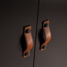 Laden Sie das Bild in den Galerie-Viewer, DIAN WARDROBE CABINET PINE BLACK [fsc]