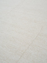Carica l'immagine nel visualizzatore di Gallery, Flow Shen Beige hand-woven rug – detail 3 | Linie Design at Bois Blanc Home, Limassol, Cyprus
