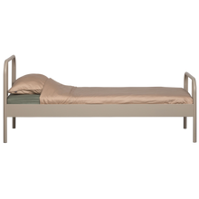 Laden Sie das Bild in den Galerie-Viewer, MATA SINGLE BED METAL SAND 90x200CM