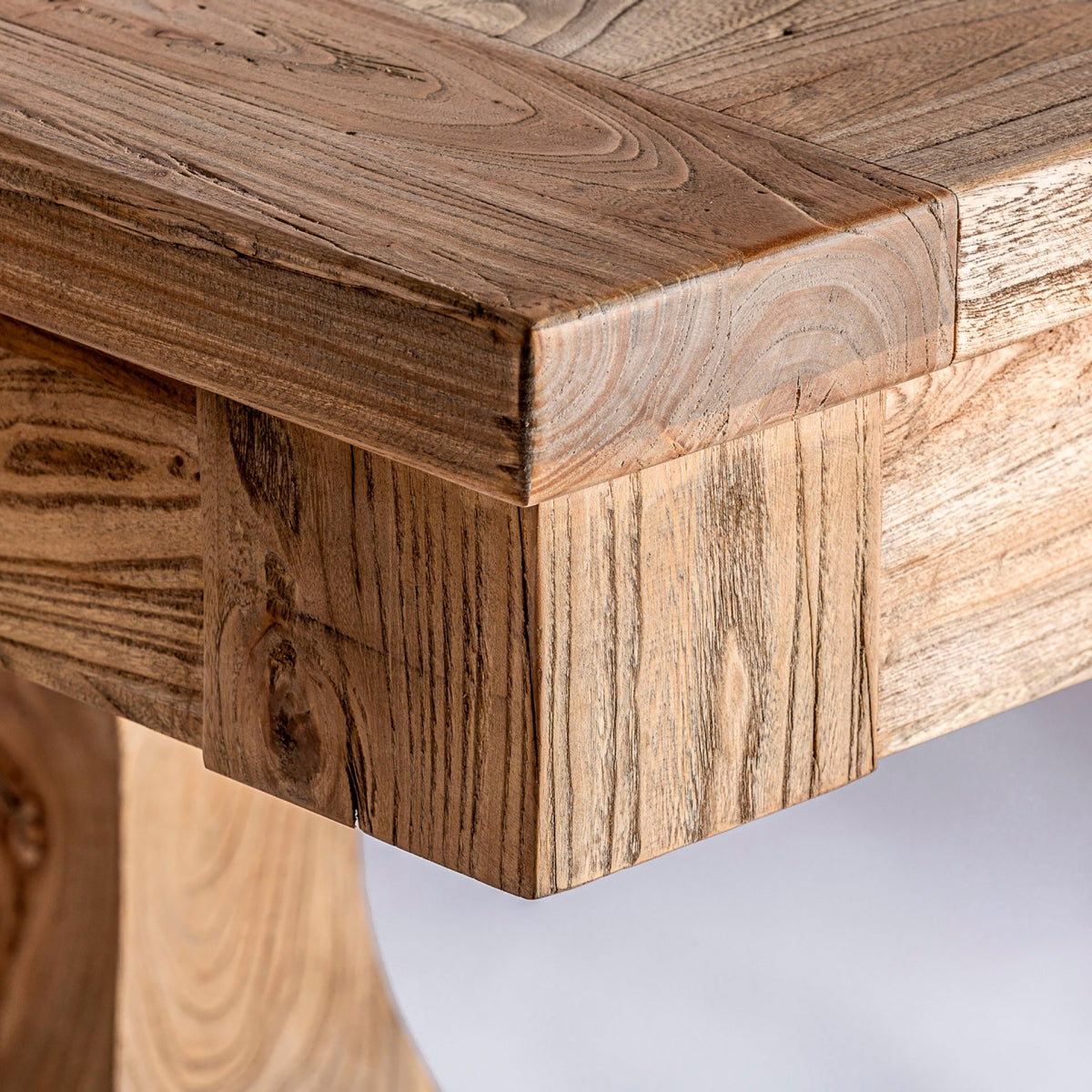 Extendable elm wood table