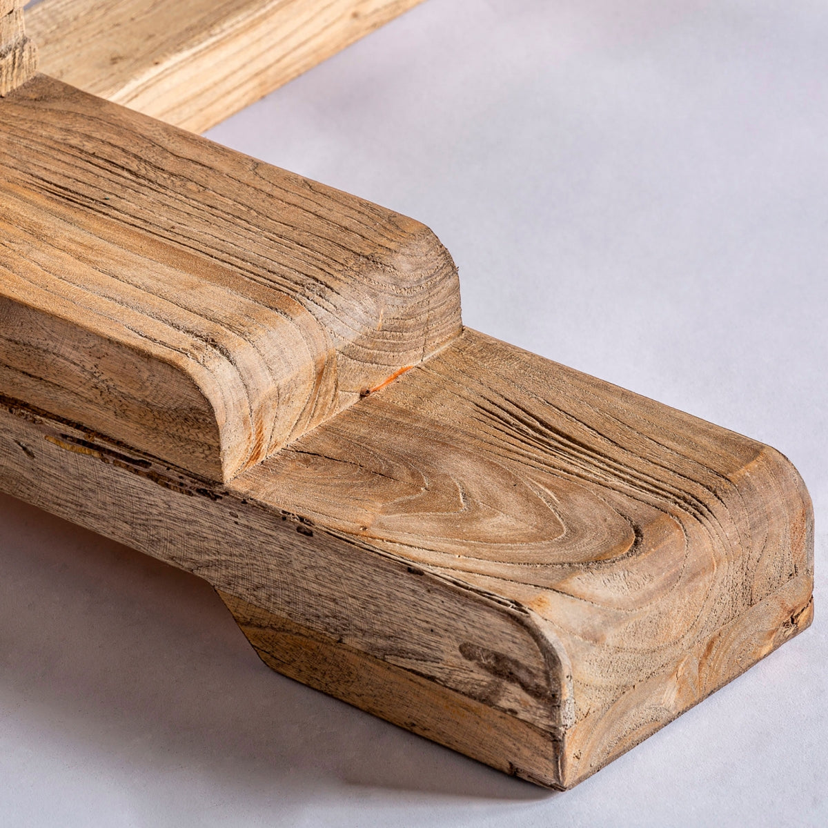 Extendable elm wood table
