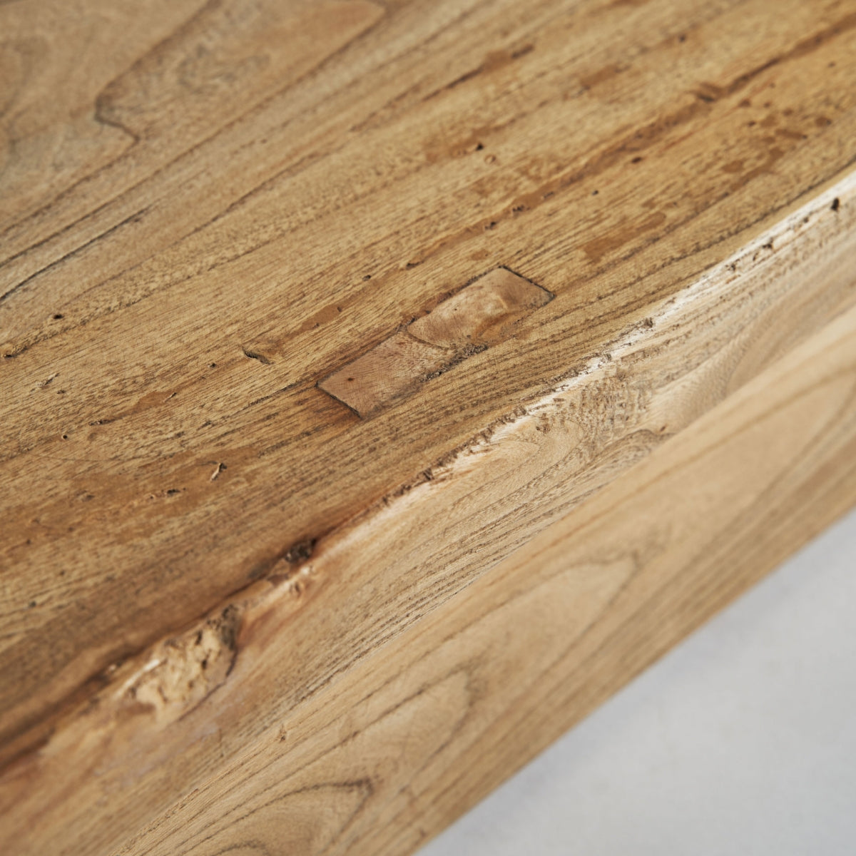 Extendable elm wood table