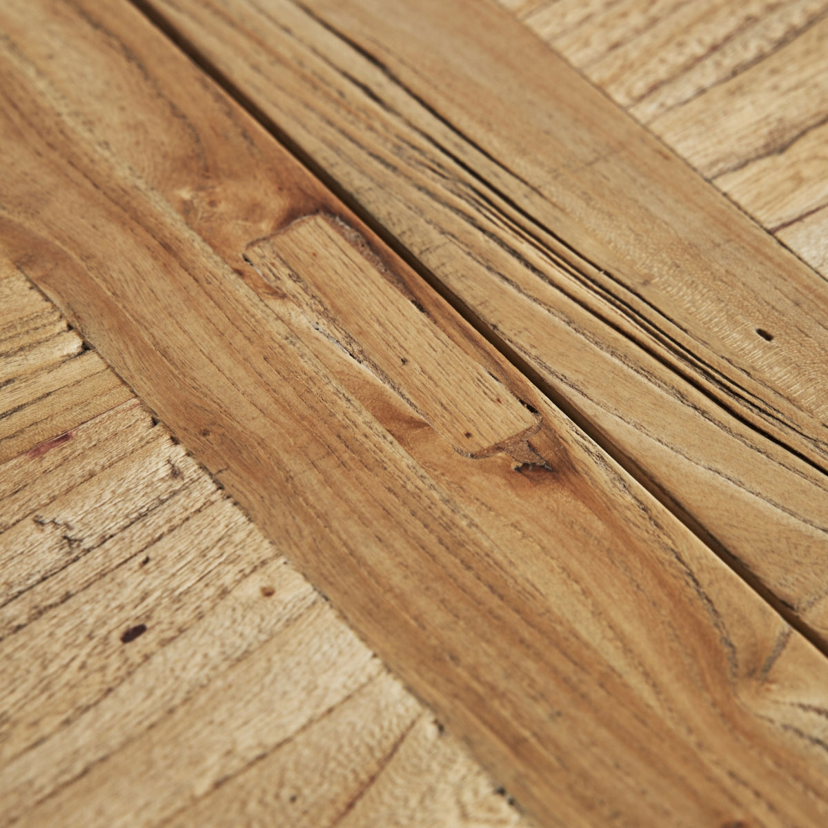 Extendable elm wood table