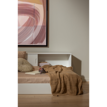 Laden Sie das Bild in den Galerie-Viewer, CARTER BED PINE WHITE 90x200CM [fsc]