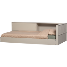 Laden Sie das Bild in den Galerie-Viewer, CARTER CORNER BED PINE DUST [fsc]
