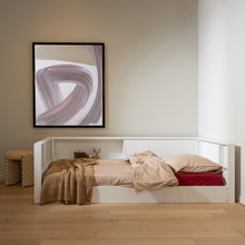 Laden Sie das Bild in den Galerie-Viewer, CARTER BED COUCH WHITE [fsc]