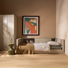 Laden Sie das Bild in den Galerie-Viewer, CARTER BED COUCH DUST [fsc]