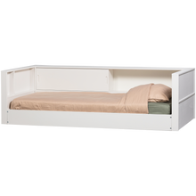 Laden Sie das Bild in den Galerie-Viewer, CARTER BED COUCH WHITE [fsc]