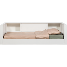 Laden Sie das Bild in den Galerie-Viewer, CARTER BED COUCH WHITE [fsc]