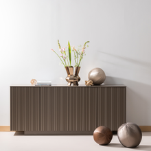 Laden Sie das Bild in den Galerie-Viewer, NOVA SIDEBOARD 200 CM PINE TRUFFLE BROWN [fsc]
