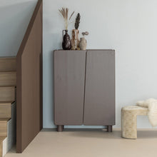 Laden Sie das Bild in den Galerie-Viewer, ROOT 2-DOORS CABINET PINE TRUFFLE BROWN [fsc]
