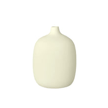 Carica l'immagine nel visualizzatore di Gallery, Vase -CEOLA- colour Transparent Yellow - size 19 cm