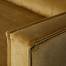 Laden Sie das Bild in den Galerie-Viewer, RODEO DAYBED RIGHT VELVET OCHRE YELLOW
