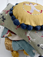 Charger l'image dans la galerie, Seamus Cushion, Yellow, Cotton