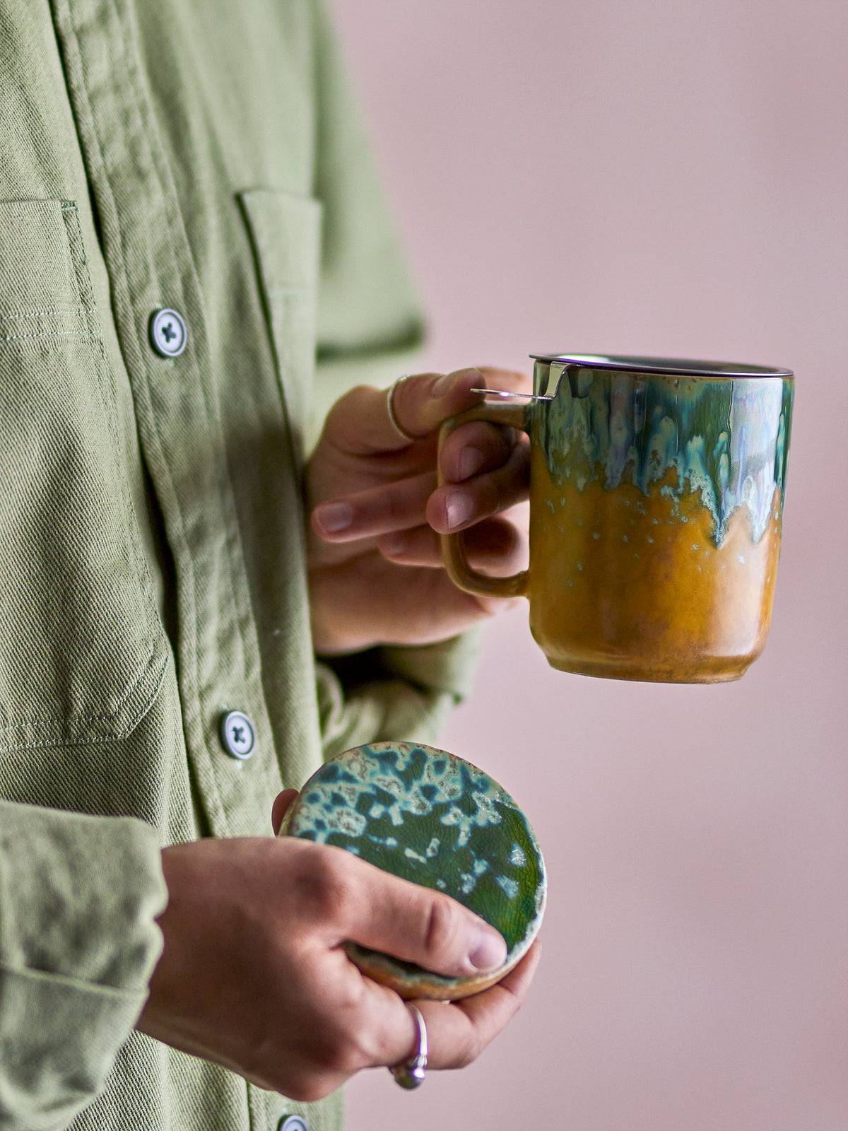 Yuma Mug w/Lid and Strainer, Multi, Stoneware