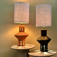 Laden Sie das Bild in den Galerie-Viewer, Terra table lamp black Lily