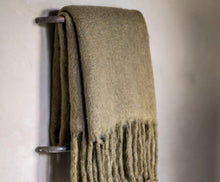 Cargar imagen en el visor de la galería, KHAKI WOOL BLANKET WITH FRINGES 125X150CM