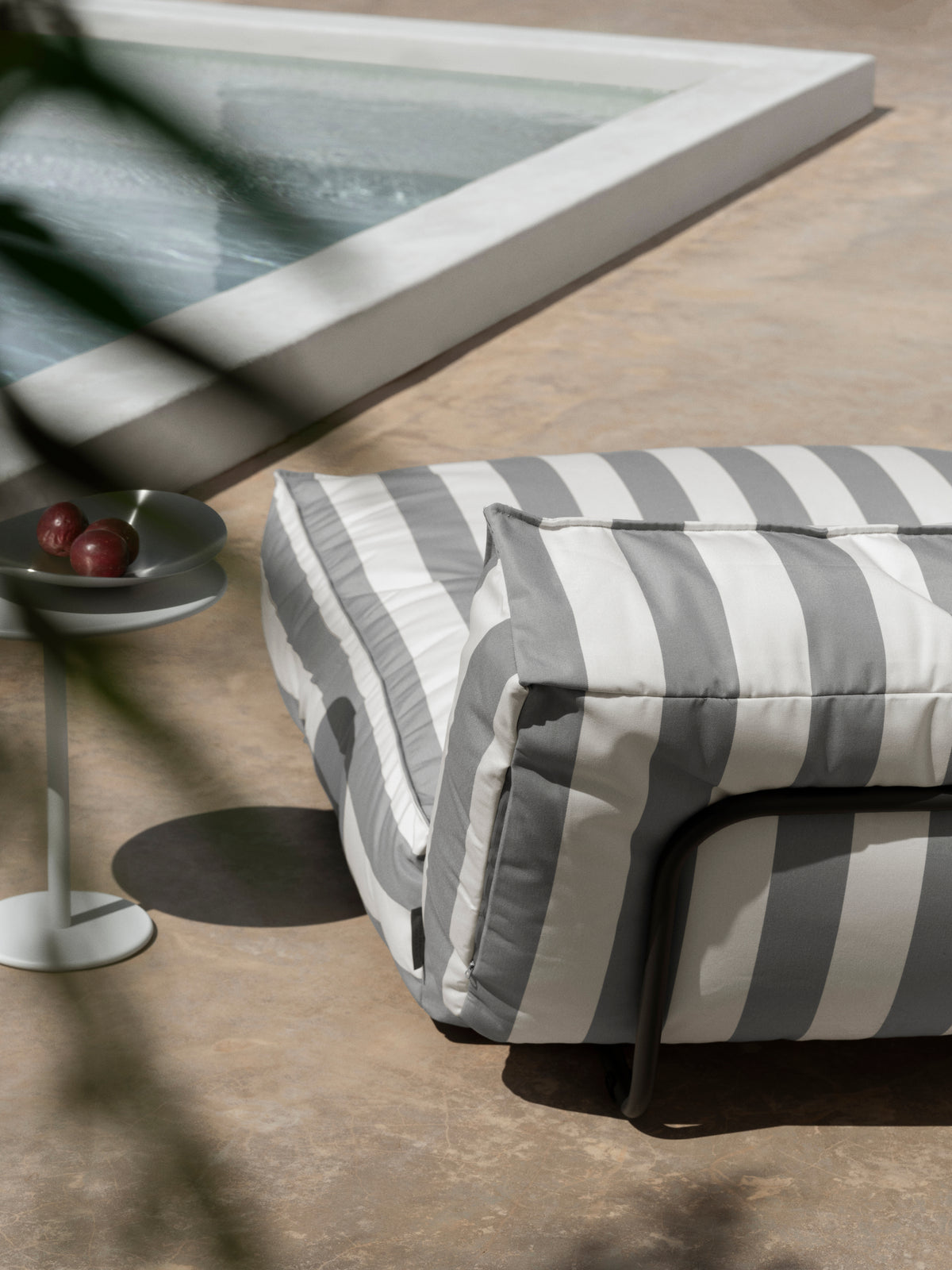 Outdoor Bed -STAY- colour Lily White/Elephant Skin - size 120 x 190 cm