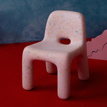 Laden Sie das Bild in den Galerie-Viewer, Charlie Chair Ultra Pink | Limited Edition