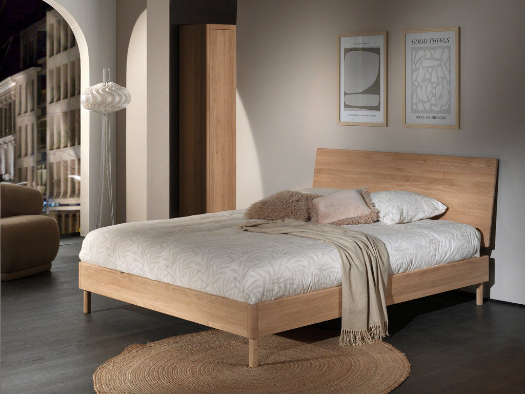 Solid oak wood bed w. bed side table