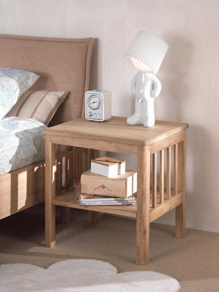 Solid oak wood bed w. bed side table