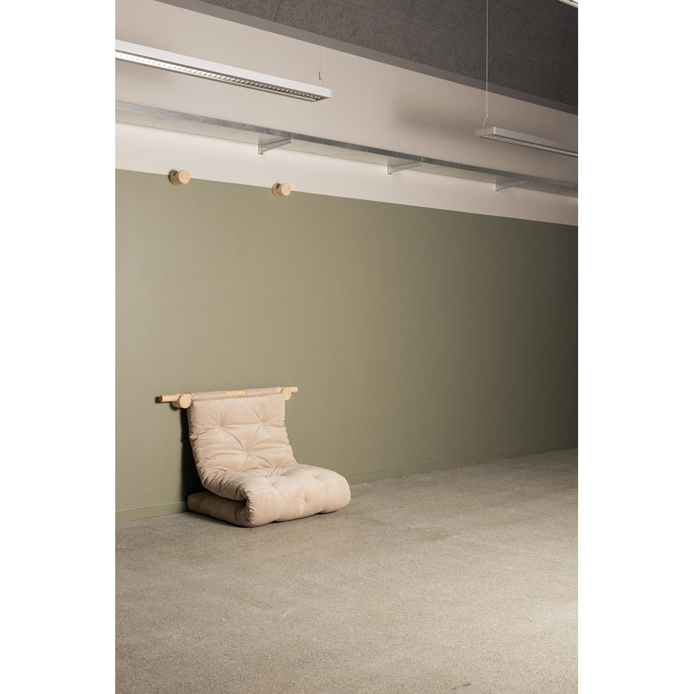 HOOKED SLEEPER CHAIR