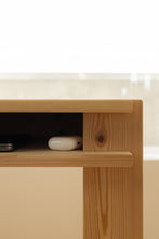 Carica l&#39;immagine nel visualizzatore di Gallery, TUCK DINING TABLE