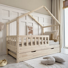 Carica l'immagine nel visualizzatore di Gallery, Łóżko Housebed Gabby Plus 190×100 Naturalne drewno (szybka wysyłka 48h)