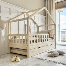 Carica l'immagine nel visualizzatore di Gallery, Łóżko Housebed Gabby Plus 190×100 Naturalne drewno (szybka wysyłka 48h)