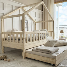 Carica l'immagine nel visualizzatore di Gallery, Łóżko Housebed Gabby Plus 190×90 Naturalne drewno (szybka wysyłka 48h)