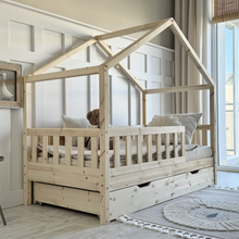 Load image into Gallery viewer, Łóżko Housebed Gabby Plus – 2 szuflady 190×100 Naturalne drewno (szybka wysyłka 48h)