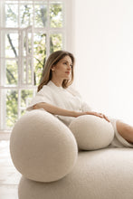 Laden Sie das Bild in den Galerie-Viewer, Flock Sofa