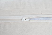 Cargar imagen en el visor de la galería, CUSHION JUTE 50X30X10 900 GR, NATURAL 2 MOD.