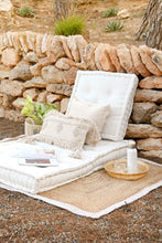 Carica l&#39;immagine nel visualizzatore di Gallery, CUSHION COTTON POLYESTER 60X60X13 4,2 KG 3 MOD.