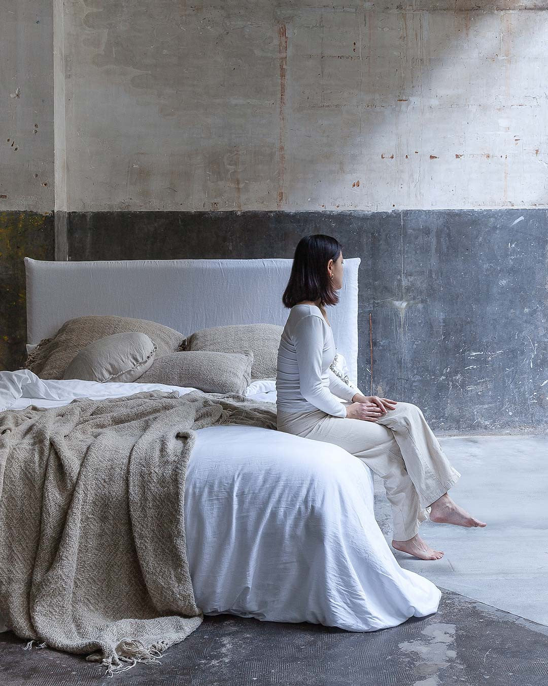 White Linen Bed 180 x 200 cm