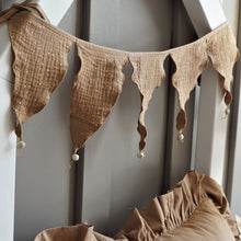 Laden Sie das Bild in den Galerie-Viewer, Muslin garland triangles in cinnamon with gold spots