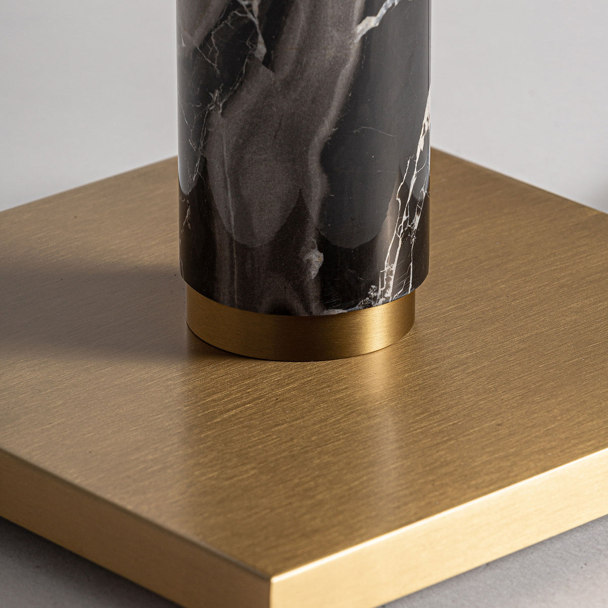 Kleines Black Marble & Bronze Steel Floor Lamp 50x50x163 cm