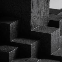 Laden Sie das Bild in den Galerie-Viewer, PÈTRIA DINING TABLE