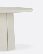 Load image into Gallery viewer, Mesa de comedor de exterior CLAUDE de microcemento Ø 125 cm x 75 cm